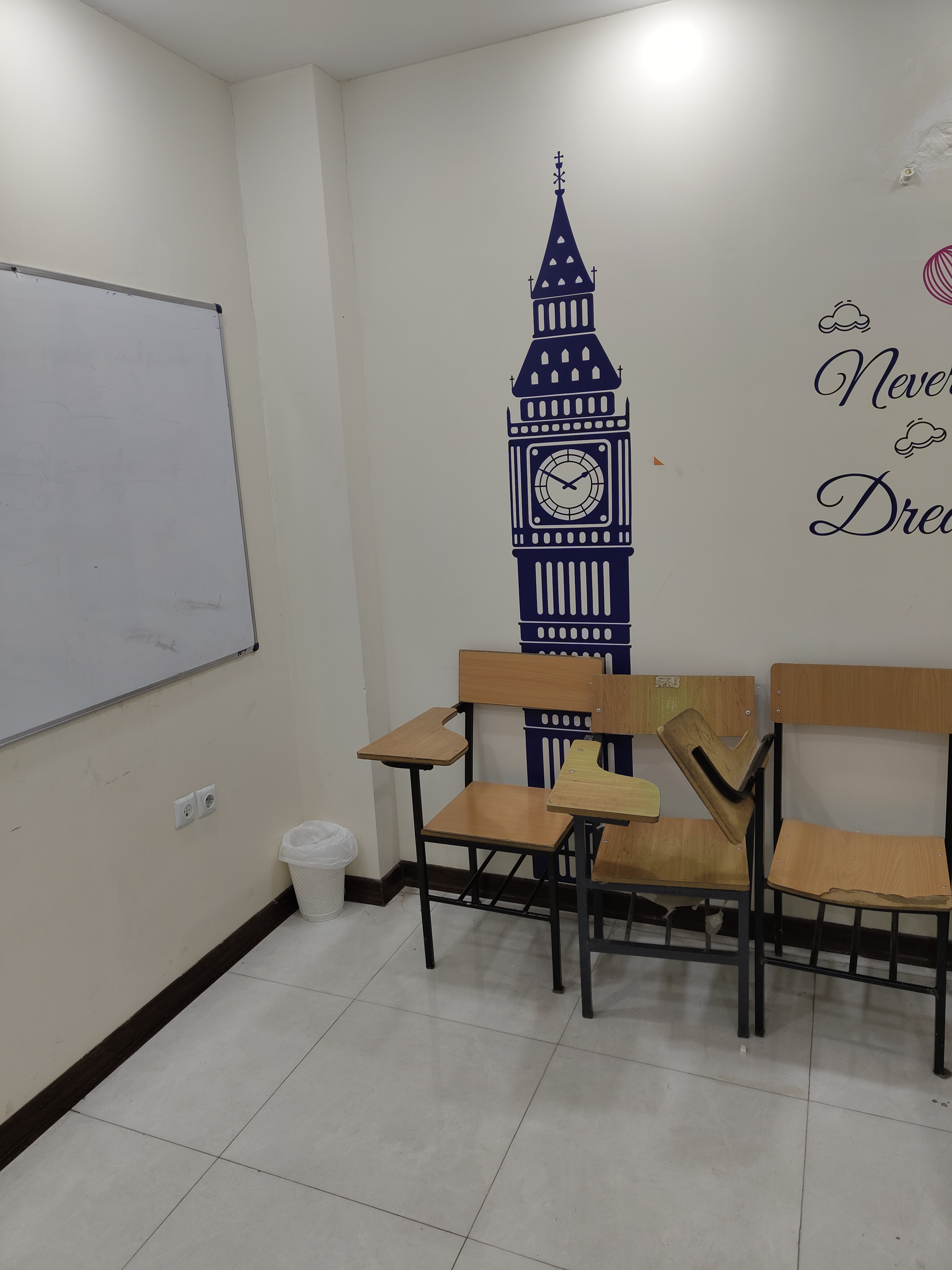 کلاس آموزش زبان در آموزشگاه درخشش